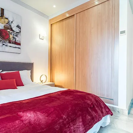 Luxury 3 Bed Duplex Penthouse, 3 Mins Walk To The * 에스테포나