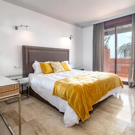 Luxury 3 Bed Duplex Penthouse, 3 Mins Walk To The 에스테포나