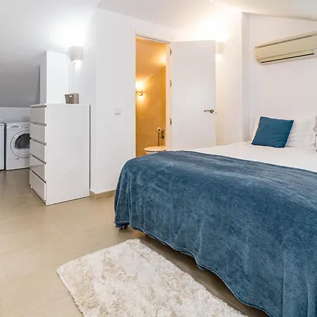 Luxury 3 Bed Duplex Penthouse, 3 Mins Walk To The 에스테포나