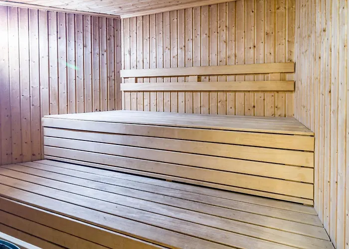 Luxury 3 Bed Duplex Penthouse, 3 Mins Walk To The Apartamento Estepona