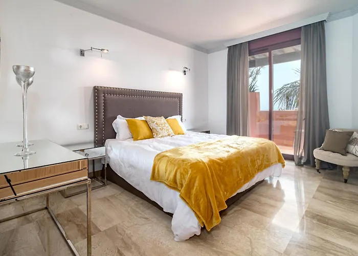 Luxury 3 Bed Duplex Penthouse, 3 Mins Walk To The Estepona