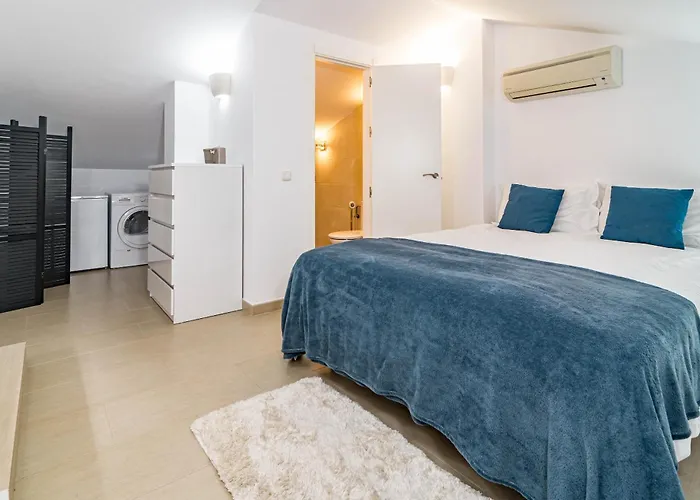 Luxury 3 Bed Duplex Penthouse, 3 Mins Walk To The Estepona