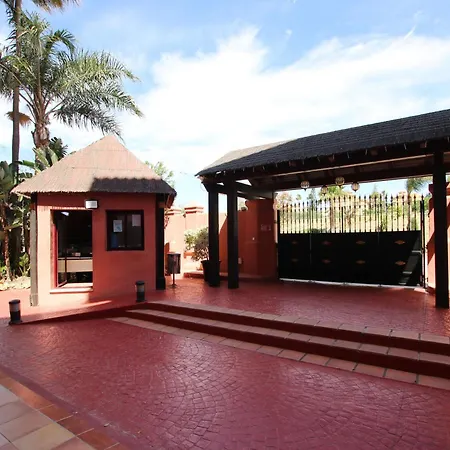 Luxury 3 Bed Duplex Penthouse, 3 Mins Walk To The エステポナ