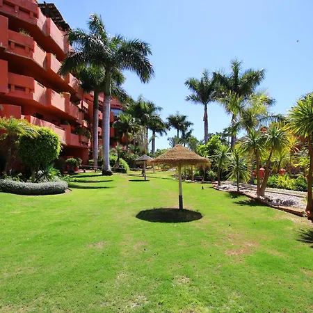 Luxury 3 Bed Duplex Penthouse, 3 Mins Walk To The エステポナ