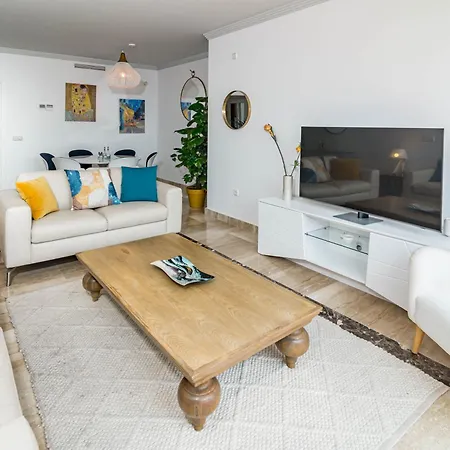 Apartman Luxury 3 Bed Duplex Penthouse, 3 Mins Walk To The Estepona