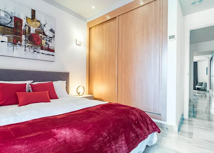 Luxury 3 Bed Duplex Penthouse, 3 Mins Walk To The * Estepona